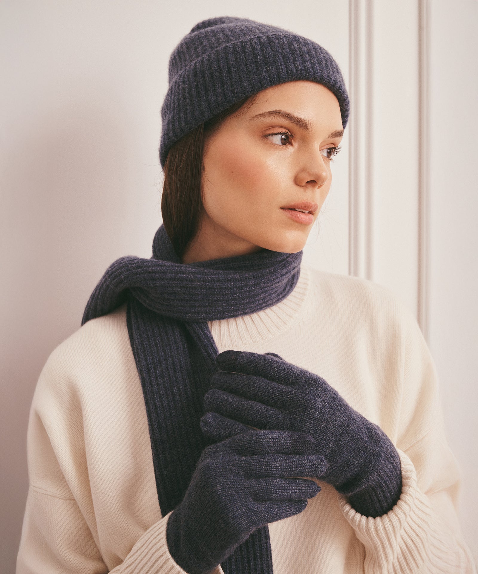 Signature Cashmere Gloves – NAADAM