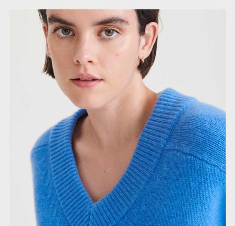 Model wearing the Super Luxe Cashmere V-neck Sweater